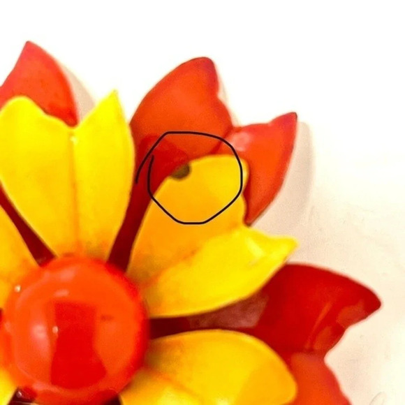 Vintage Enameled Flower Broach from the 70’s​​ - Picture 2 of 5